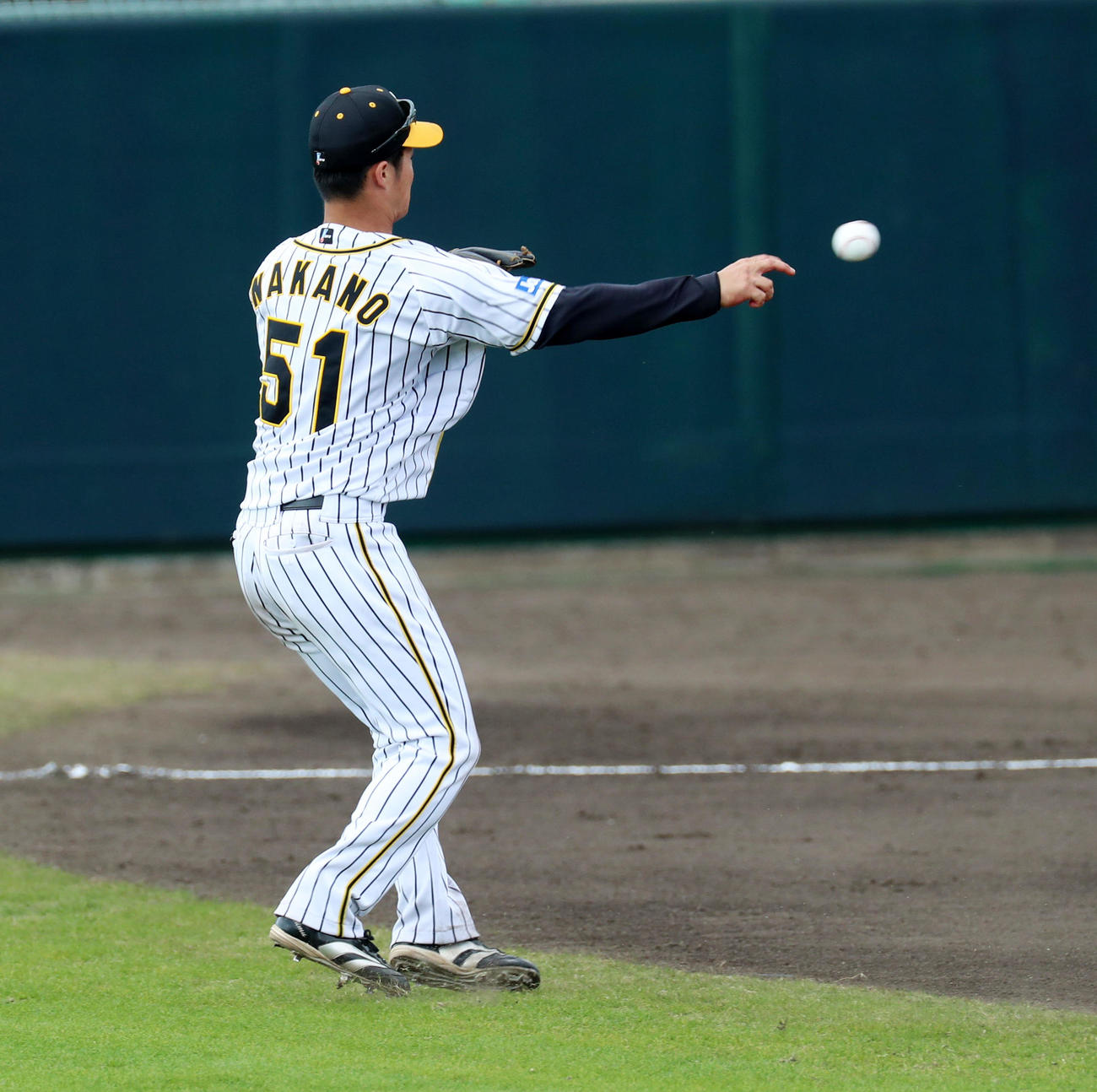 阪神対日本ハム　8回表日本ハム無死、中野は宇佐見の打球を捕球する（撮影・加藤哉）