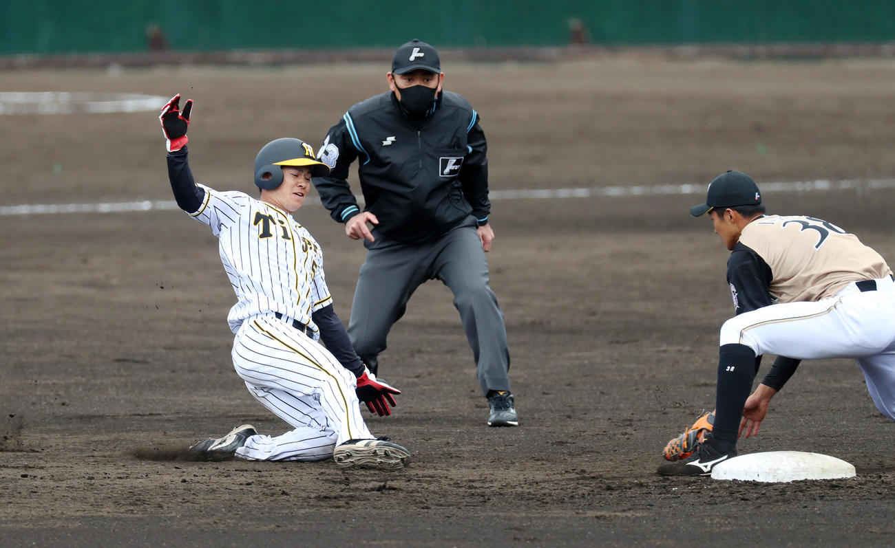 阪神対日本ハム　3回裏阪神2死一、三塁、代走中野は二盗に失敗する。右は石井（撮影・加藤哉）