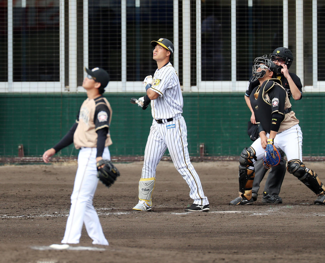 阪神対日本ハム　5回裏阪神無死一塁、佐藤輝は右越え2点本塁打を放つ、左は鈴木（撮影・加藤哉）