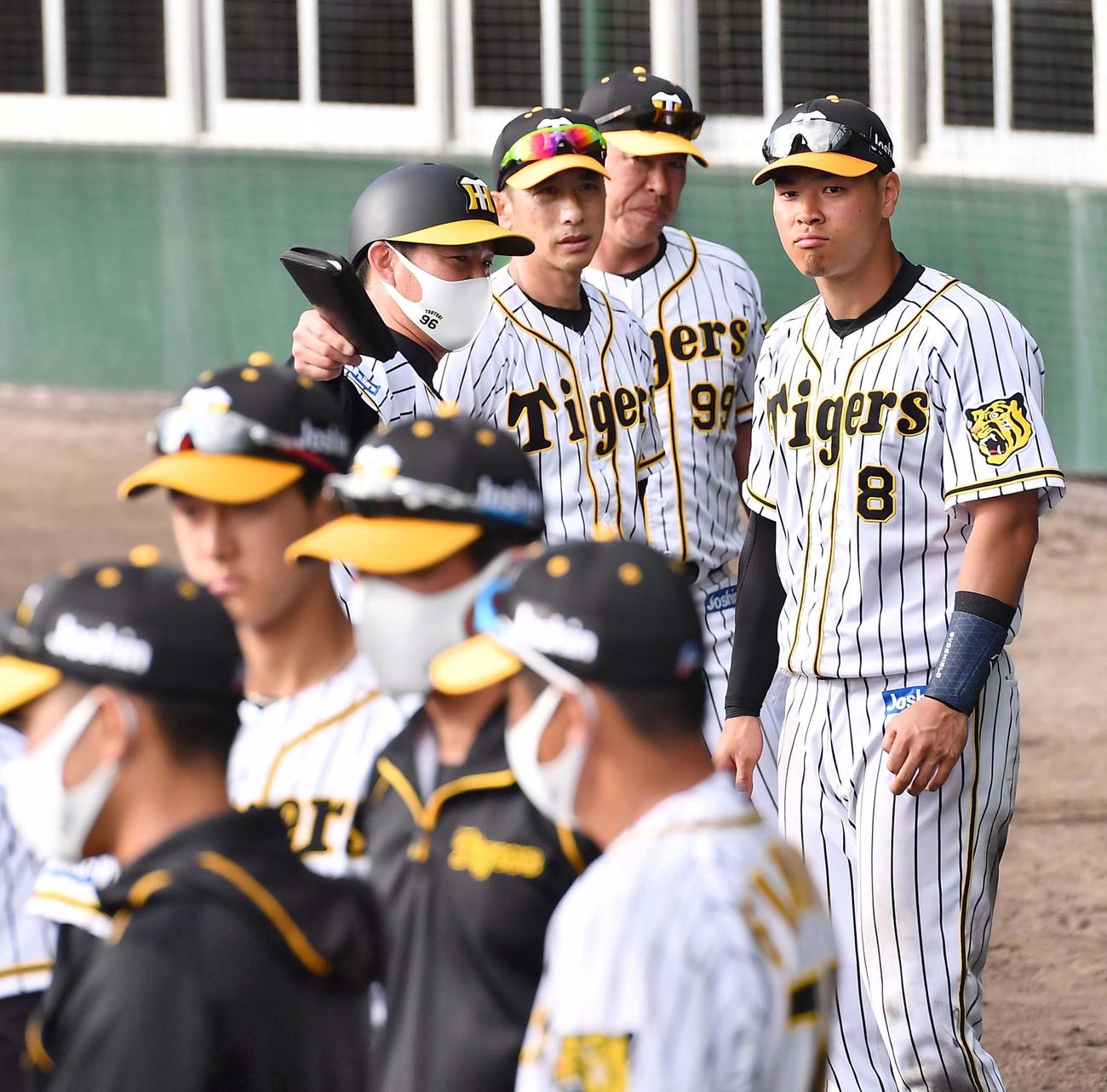 試合後、佐藤輝（右）に声を掛ける矢野監督（右から3人目）（撮影・上田博志）