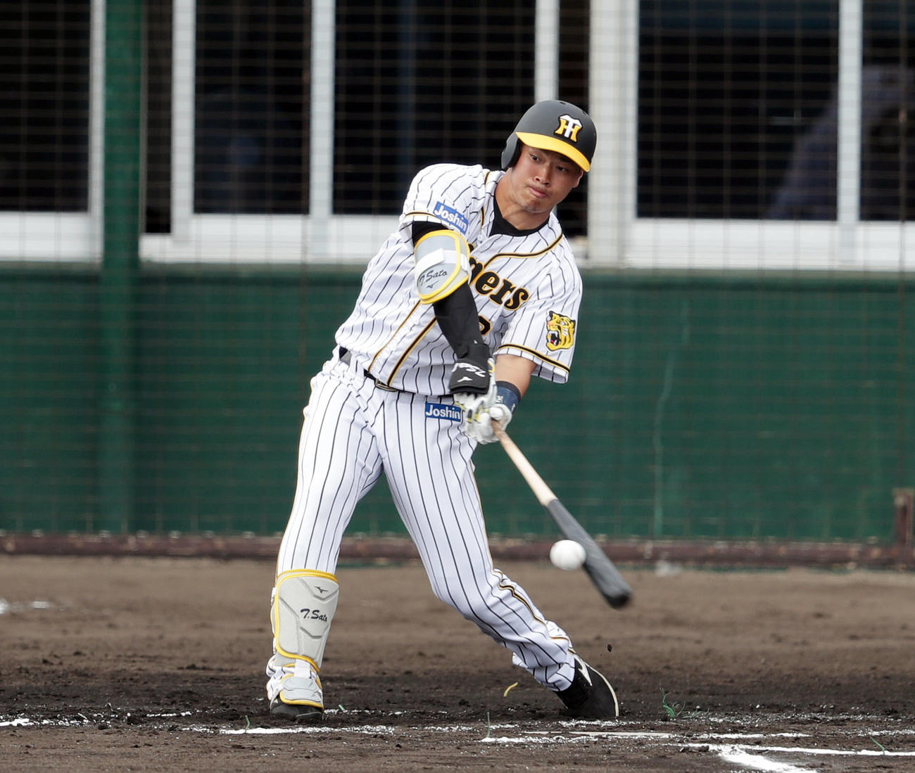 阪神対日本ハム　1回裏阪神1死、右前打を放つ佐藤輝（撮影・前田充）