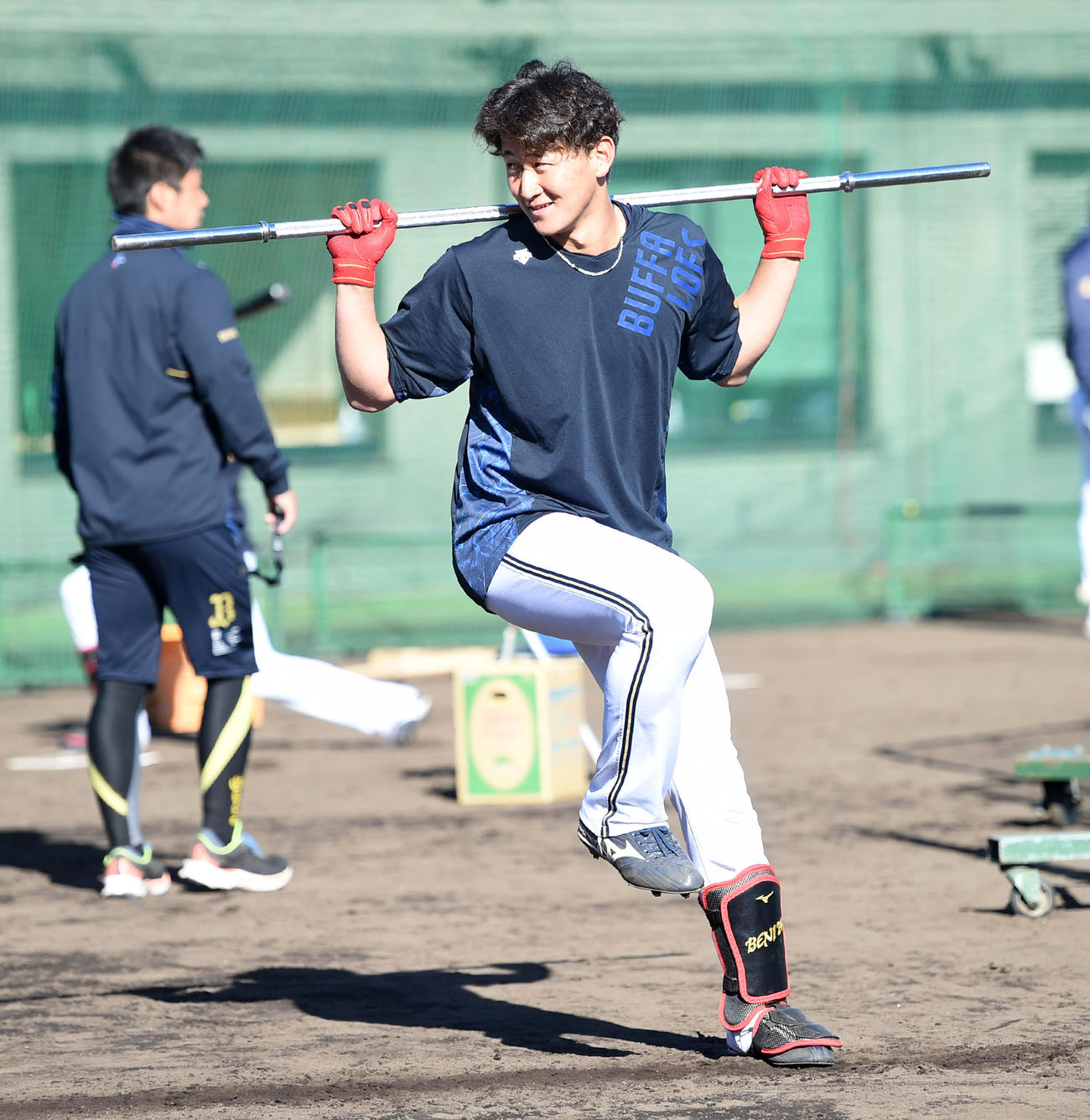 笑顔で練習を行うオリックス紅林（撮影・前岡正明）