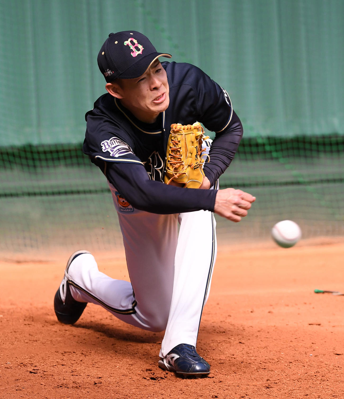 ブルペンで投球練習を行うオリックス中川颯（撮影・前岡正明）
