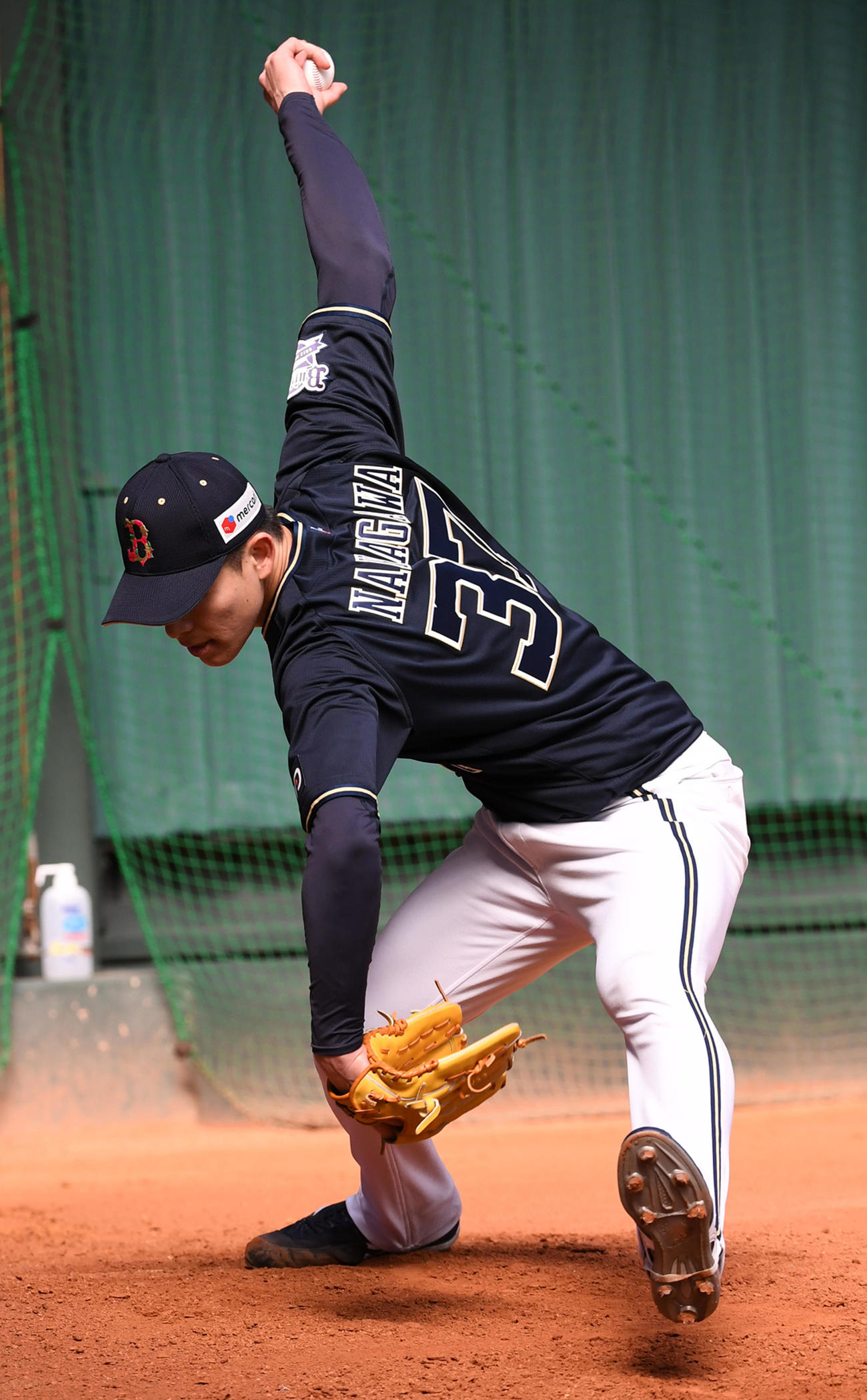 ブルペンで投球練習を行うオリックス中川颯（撮影・前岡正明）