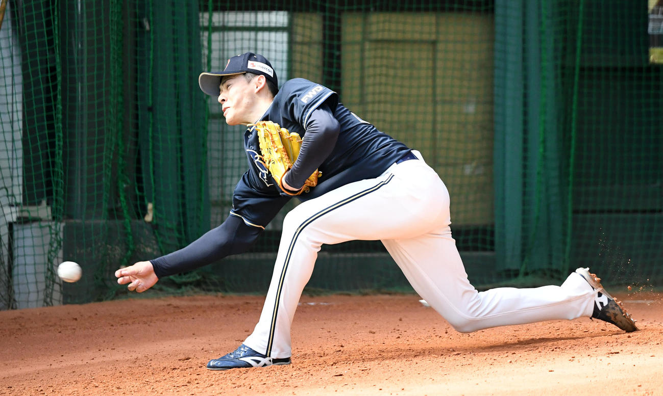 ブルペンで投球練習を行うオリックス中川颯（撮影・前岡正明）