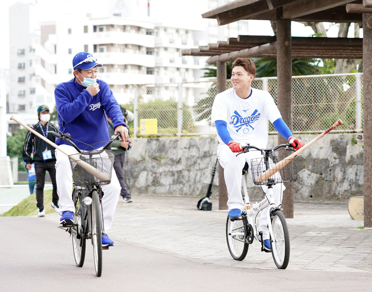紅白戦後の打撃練習を終え自転車で引き揚げる石川昂（右）と立浪臨時コーチ（撮影・森本幸一）