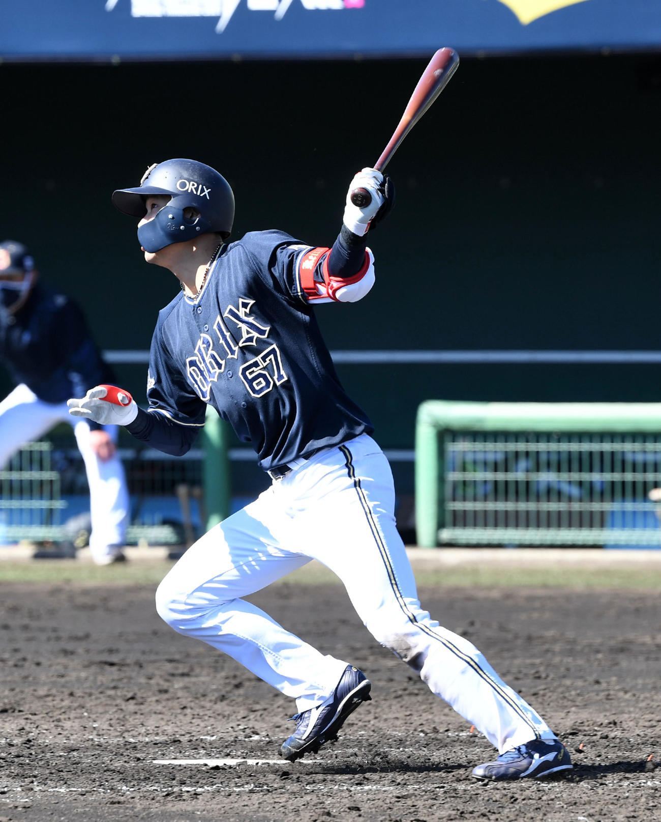 紅白戦で本塁打を放つ中川圭（撮影・前岡正明）