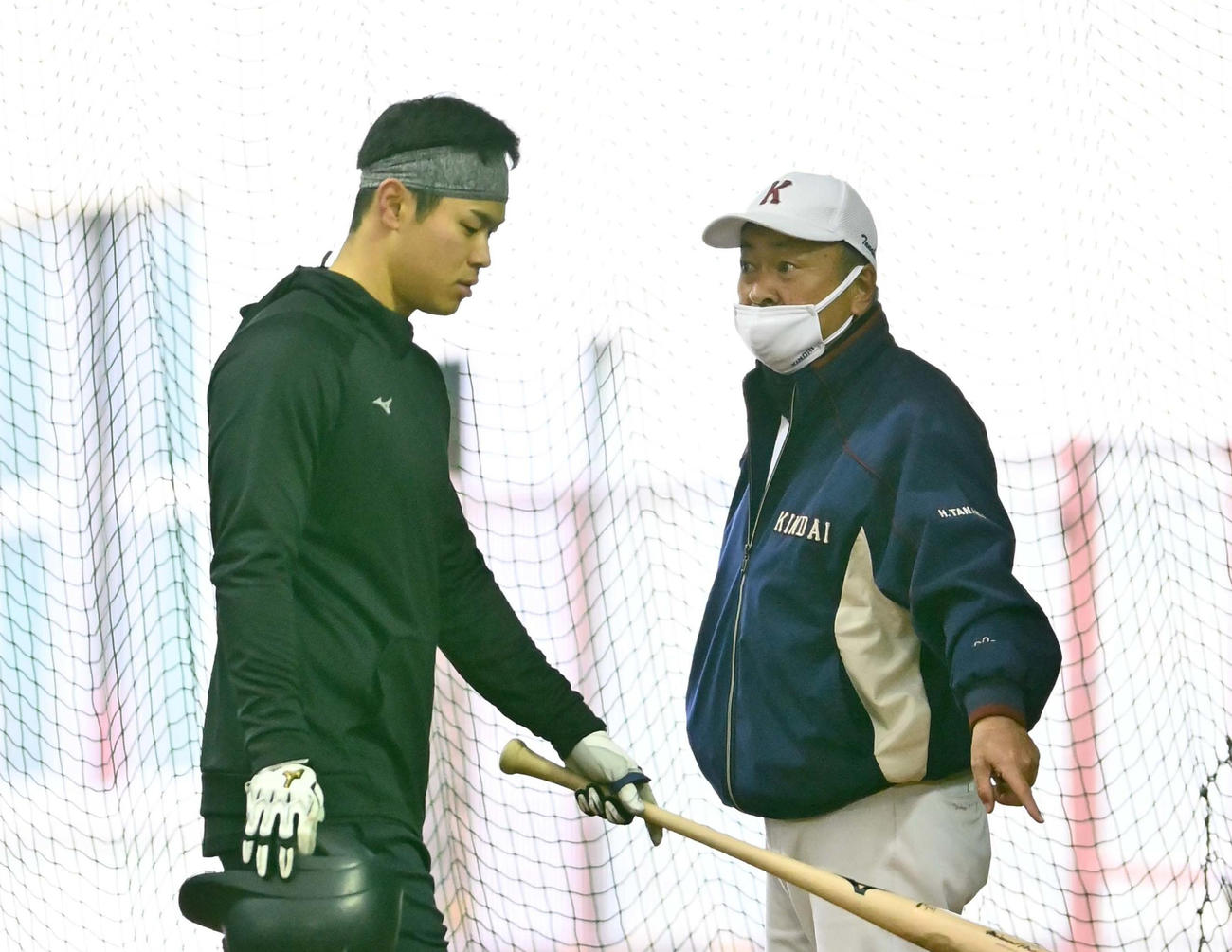 近大・田中秀昌監督（右）と阪神佐藤輝明（2020年12月24日撮影）