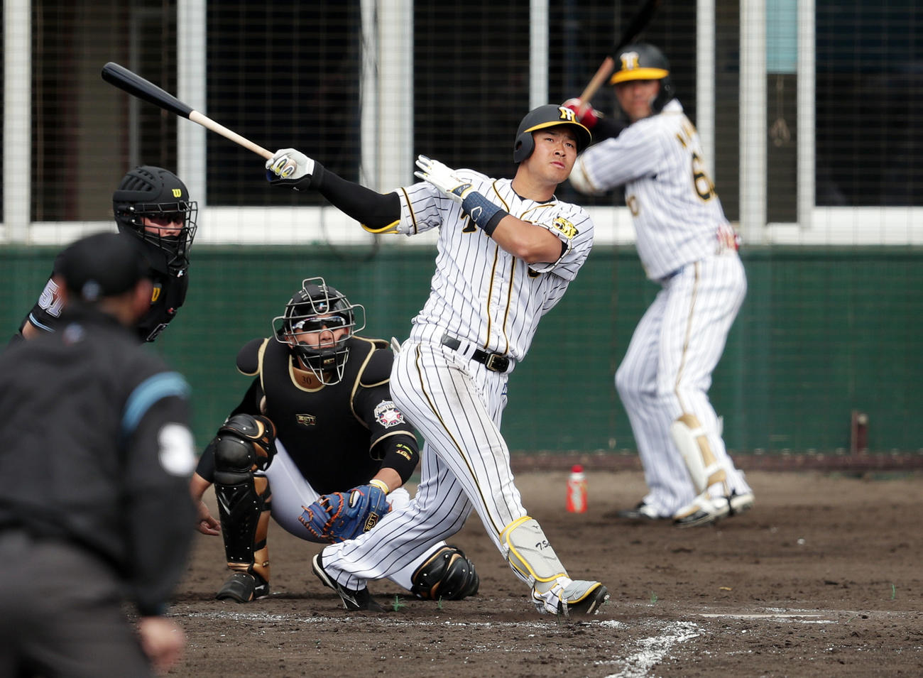 阪神対日本ハム　5回裏阪神無死一塁、佐藤輝は右越え逆転2点本塁打を放つ（撮影・前田充）