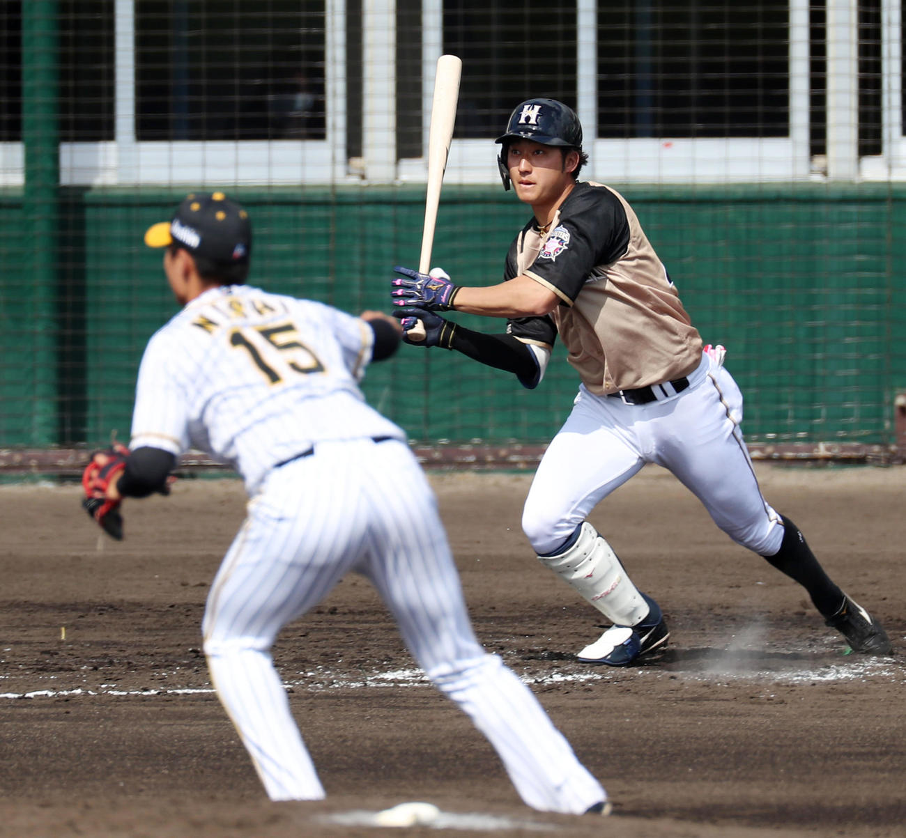 阪神対日本ハム　3回表日本ハム無死一塁、浅間は右前打を放つ、左は西純（撮影・加藤哉）