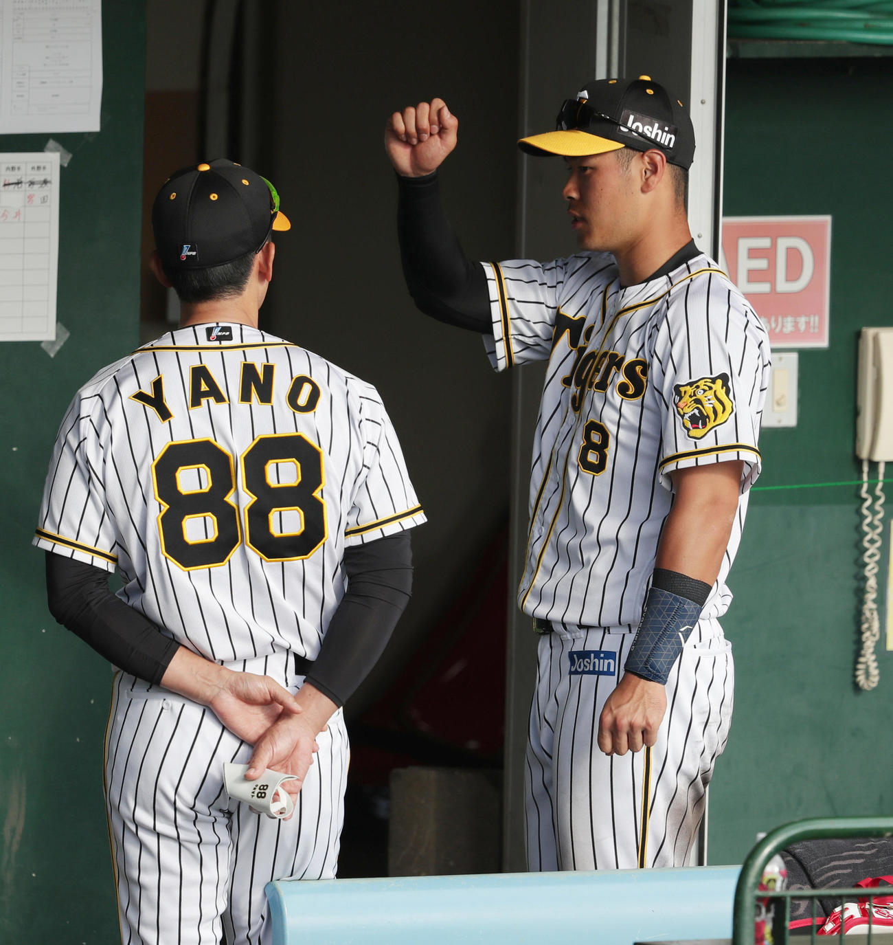 練習試合　阪神対日本ハム　試合後、矢野燿大監督（左）と言葉を交わす佐藤輝明（撮影・前田充）