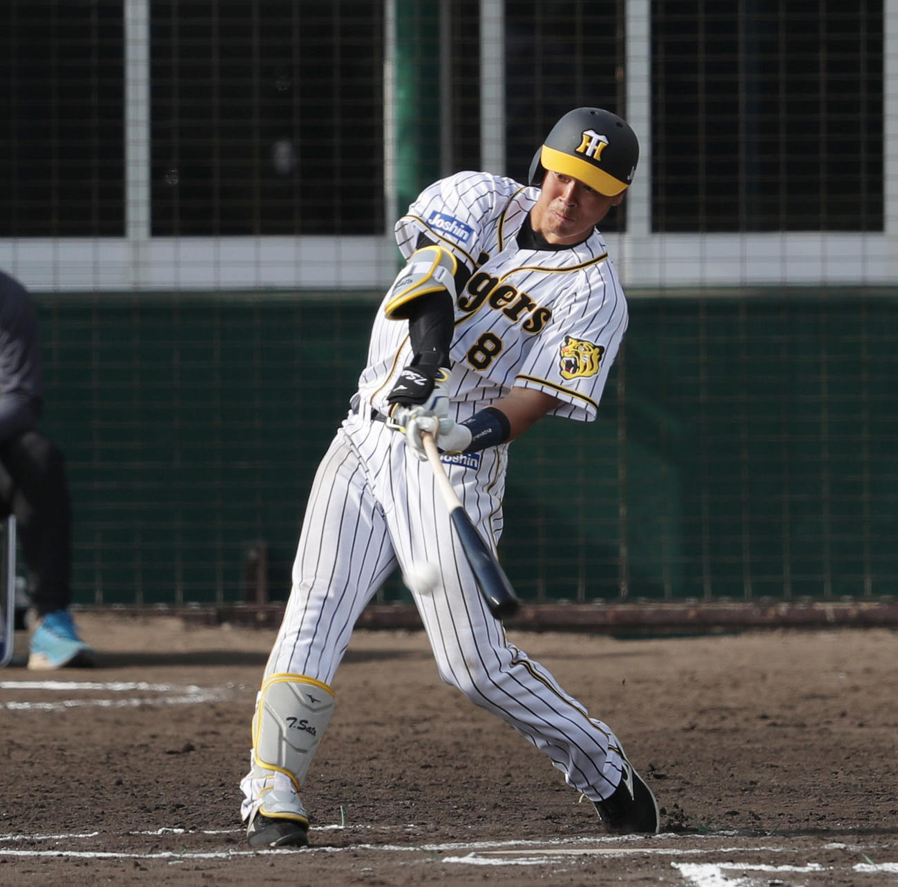 阪神対日本ハム　7回裏阪神1死二塁、右翼線に勝ち越し適時二塁打を放つ佐藤輝（撮影・前田充）