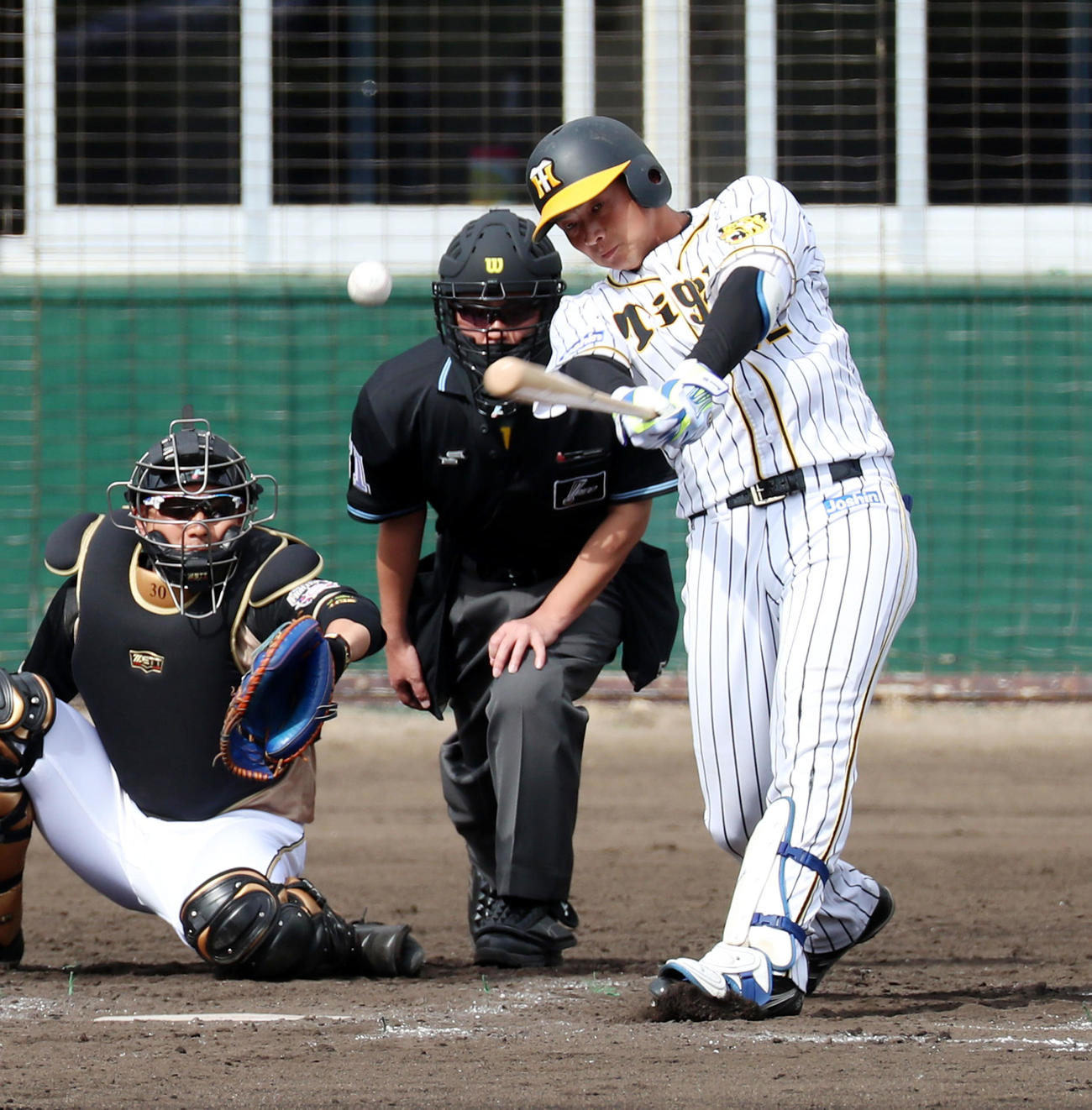 阪神対日本ハム　5回裏阪神無死、井上は左越え二塁打を放つ（撮影・加藤哉）