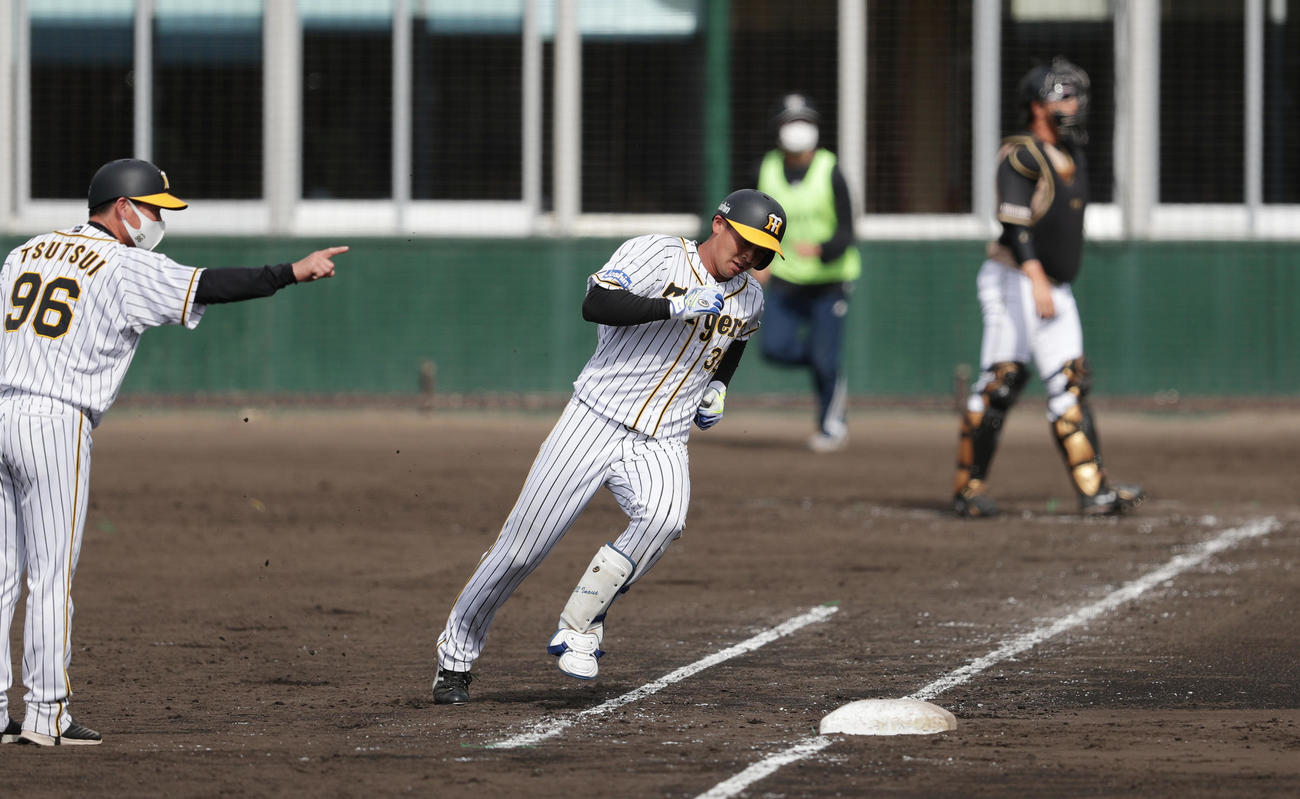 阪神対日本ハム　5回裏阪神無死、左中間へ二塁打を放ち一塁をまわる井上。左は筒井コーチ（撮影・前田充）