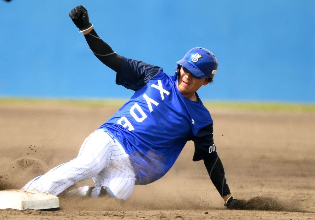 走塁練習をするDeNA宮本（撮影・横山健太）