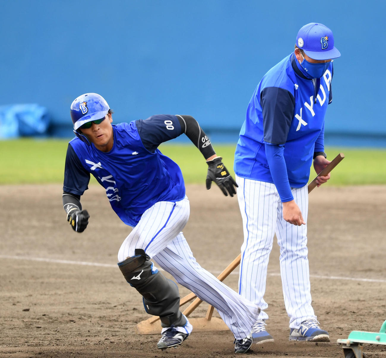DeNA小池コーチ（右）から走塁指導を受ける宮本（撮影・横山健太）