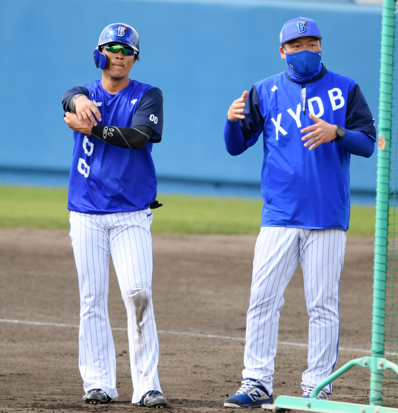 DeNA小池コーチ（右）から走塁指導を受ける宮本（撮影・横山健太）