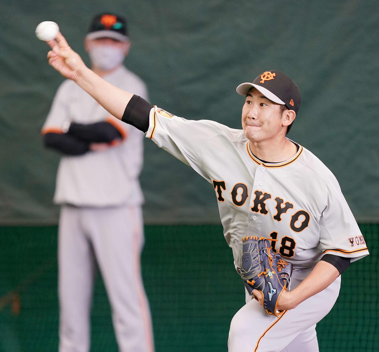 ブルペン投球する巨人菅野。後方は元木ヘッドコーチ（撮影・江口和貴）