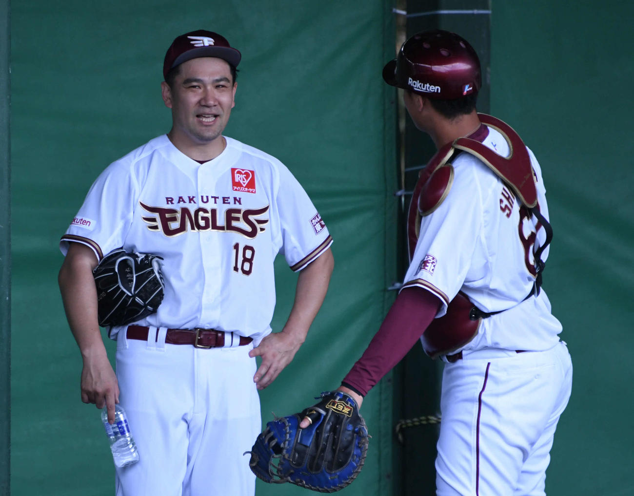 ブルペン投球を終えた楽天田中将（左）は下妻と話し込む