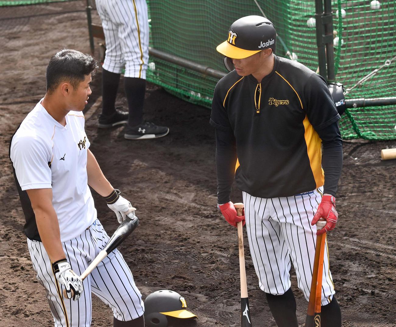 佐藤輝（左）に声を掛ける糸井（撮影・上田博志）