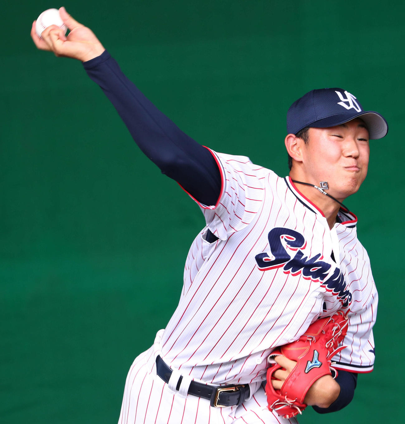 ブルペンで古田臨時コーチに球を受けてもらうヤクルト奥川（撮影・河田真司）