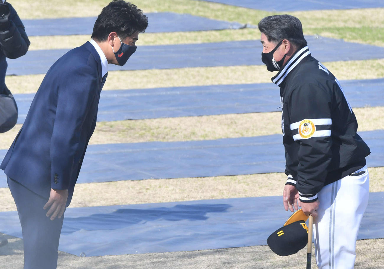 ソフトバンクのキャンプ地を視察に訪れ、工藤監督（右）にあいさつする侍ジャパン・稲葉監督（撮影・岩下翔太）