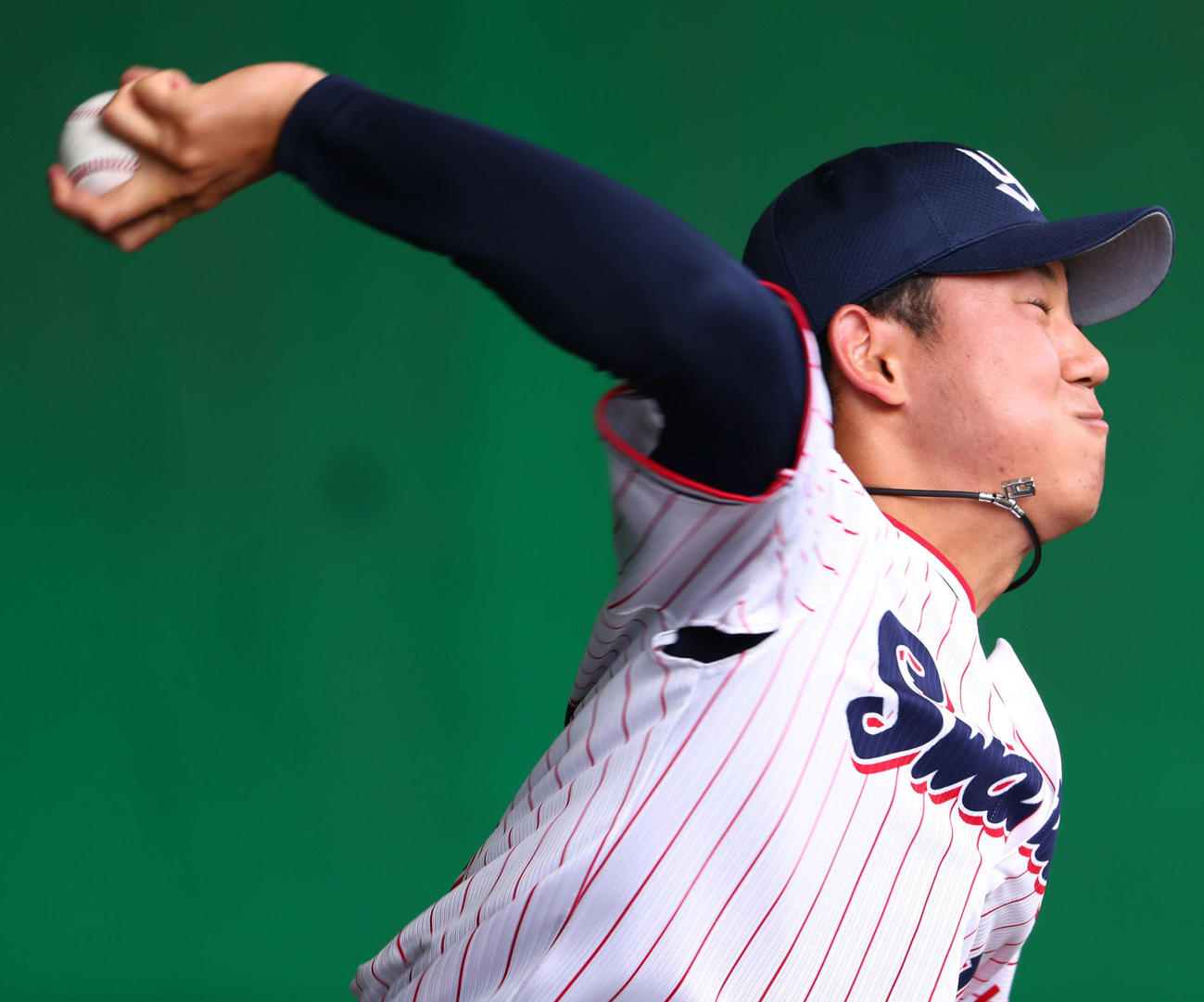 ブルペンで古田臨時コーチに球を受けてもらうヤクルト奥川（撮影・河田真司）