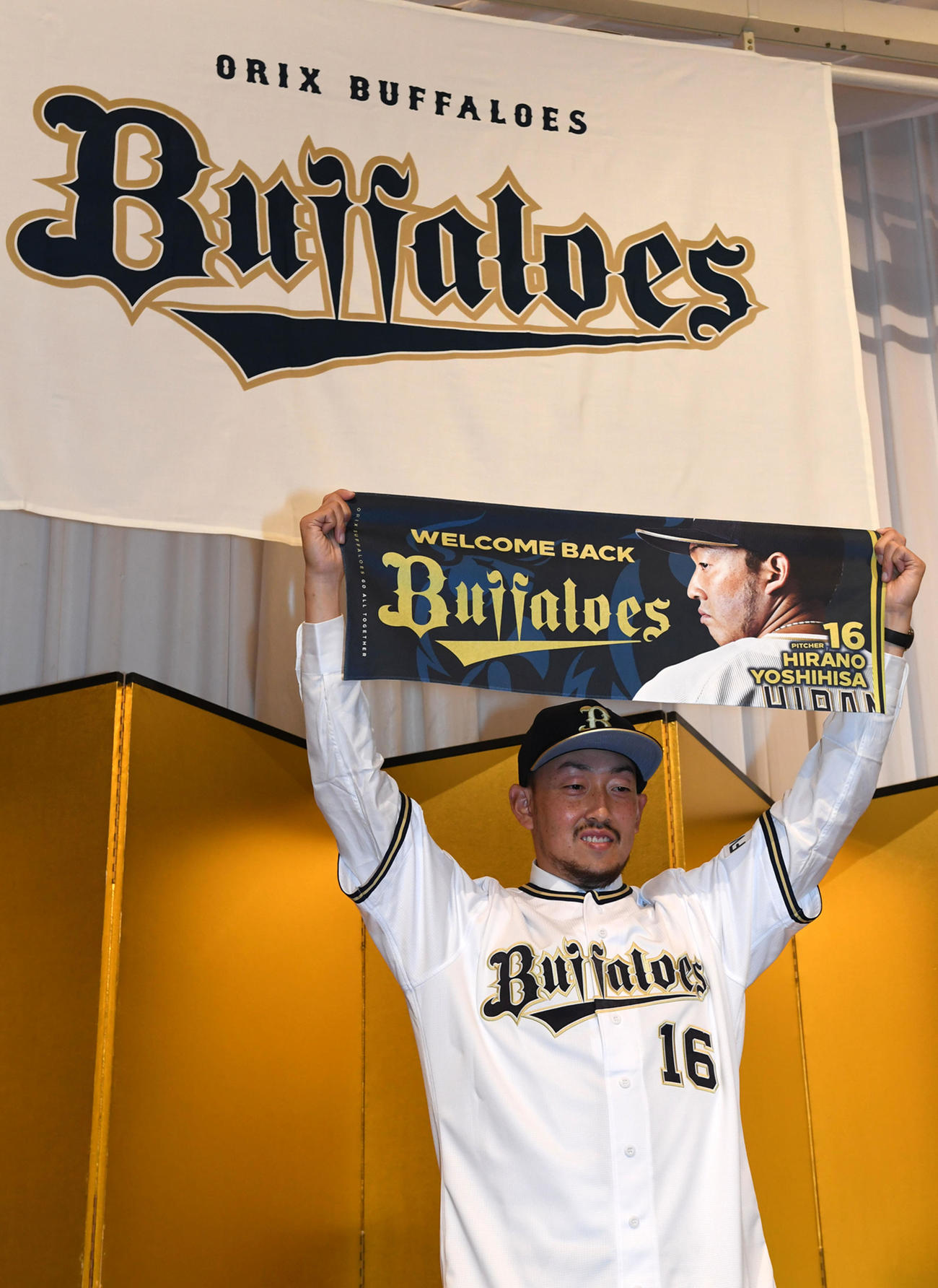 オリックス入団会見を行った平野は自身のタオルを手に活躍を誓う（撮影・前岡正明）