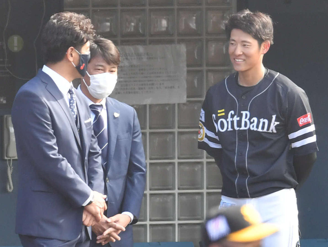キャンプを視察に訪れた（左から）侍ジャパン・稲葉監督、井端コーチと談笑する上林（撮影・岩下翔太）