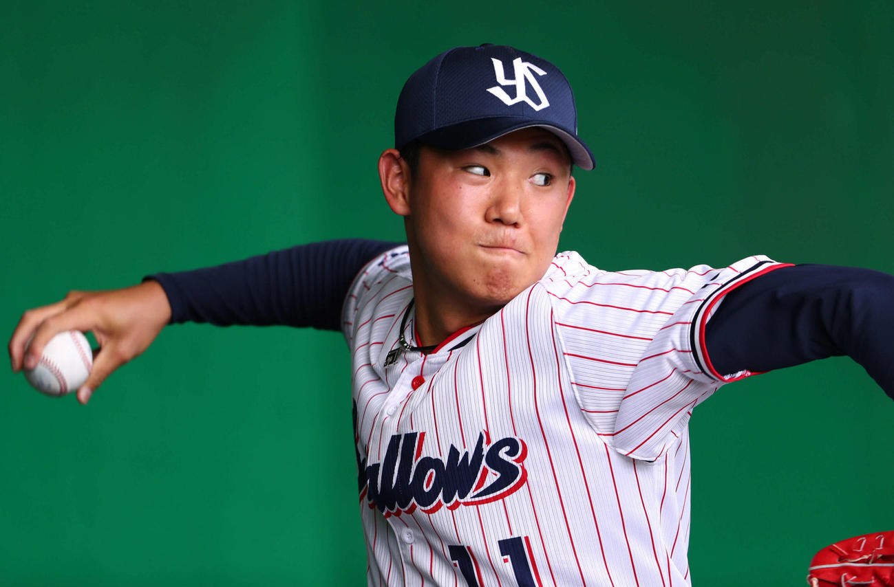 ブルペンで古田臨時コーチに球を受けてもらうヤクルト奥川（撮影・河田真司）