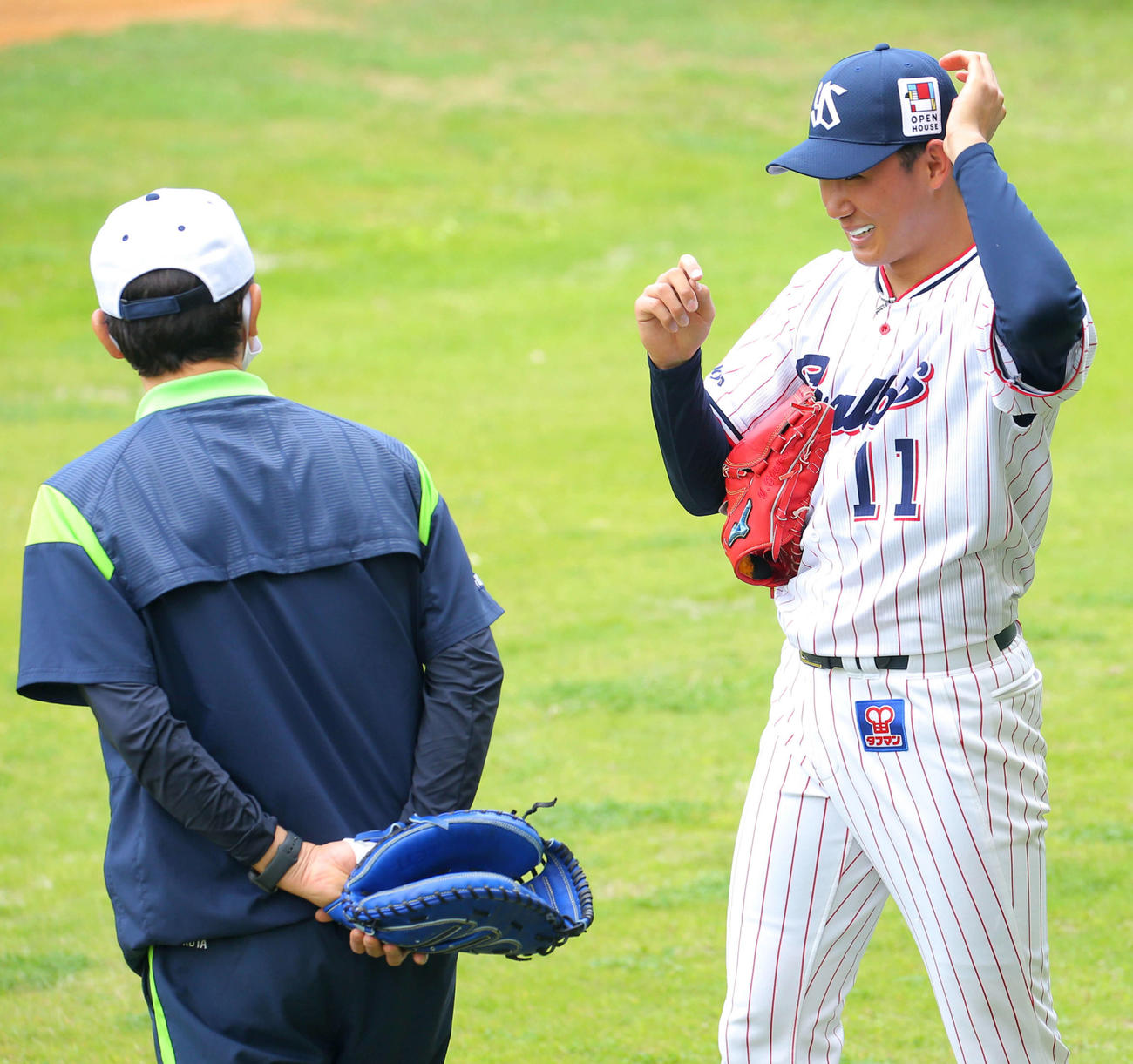 ブルペンで球を受けてもらった古田臨時コーチ（左）と言葉を交わすヤクルト奥川　（撮影・河田真司）