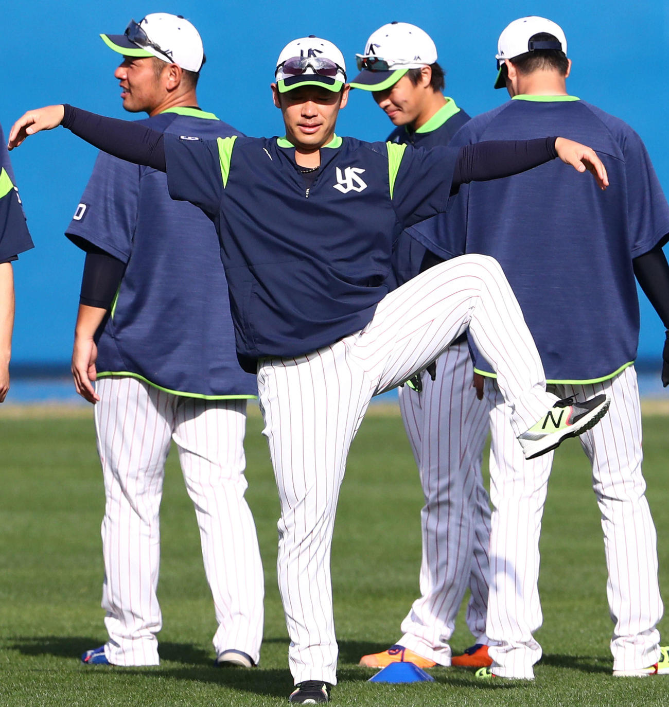 ウオーミングアップするヤクルト小川（撮影・河田真司）