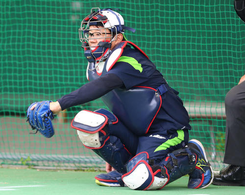 ブルペンでヤクルト奥川の球を受ける古田臨時コーチ（撮影・河田真司）