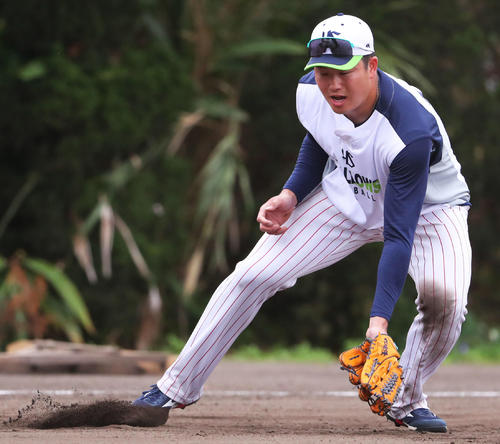 特守するヤクルト村上（撮影・河田真司）