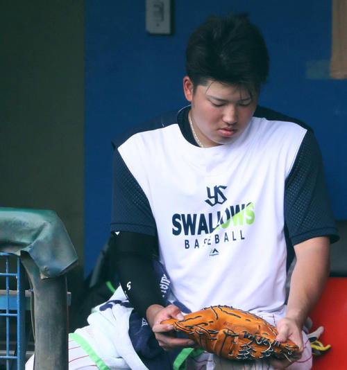 ベンチでグラブを柔らかくするヤクルト村上（撮影・河田真司）