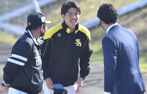 キャンプ地を視察に訪れた侍ジャパン・稲葉監督（右）にあいさつする高橋礼（中央）、左はソフトバンク・工藤監督（撮影・岩下翔太）