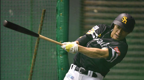 打撃練習を行う柳田（撮影・岩下翔太）