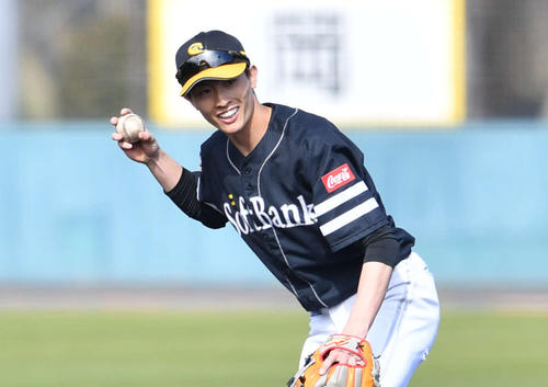 シートノックを受ける周東（撮影・岩下翔太）