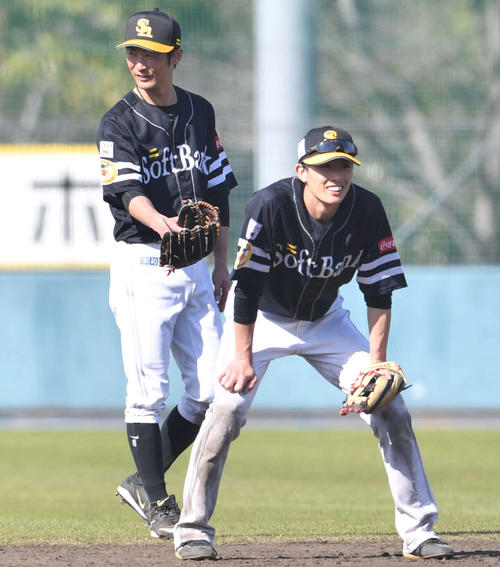 守備練習を行う周東、左は明石（撮影・岩下翔太）