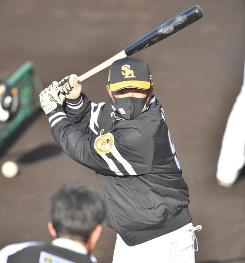 アーリーワークで海野（左）に打撃指導する小久保ヘッドコーチ（撮影・岩下翔太）