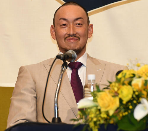 オリックス入団会見を行い笑顔で記者の質問に答える平野（撮影・前岡正明）