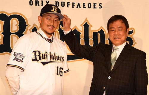 オリックス入団会見を行った平野（左）は福良GMから笑顔で帽子をかぶせてもらう（撮影・前岡正明）
