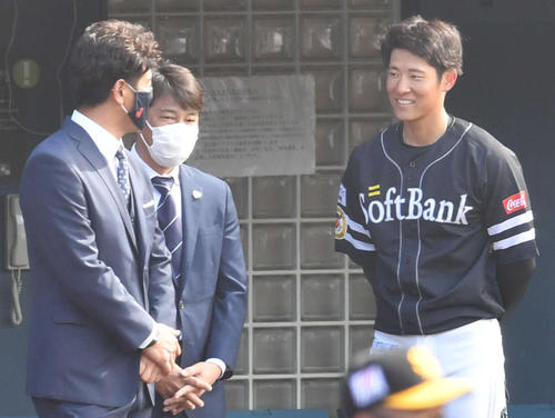キャンプを視察に訪れた（左から）侍ジャパン・稲葉監督、井端コーチと談笑する上林（撮影・岩下翔太）