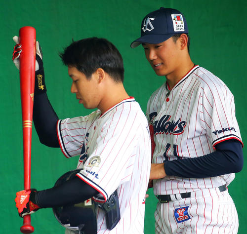 奥川（右）のブルペンバッターで打席に入り、アドバイスしながら引き揚げるヤクルト山田（撮影・河田真司）
