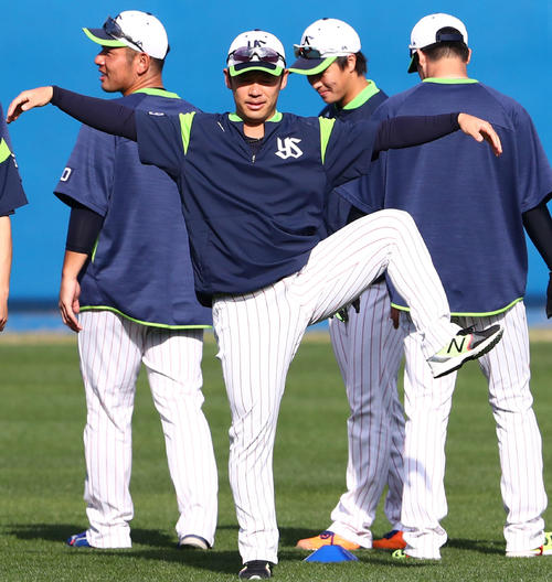 ウオーミングアップするヤクルト小川（撮影・河田真司）