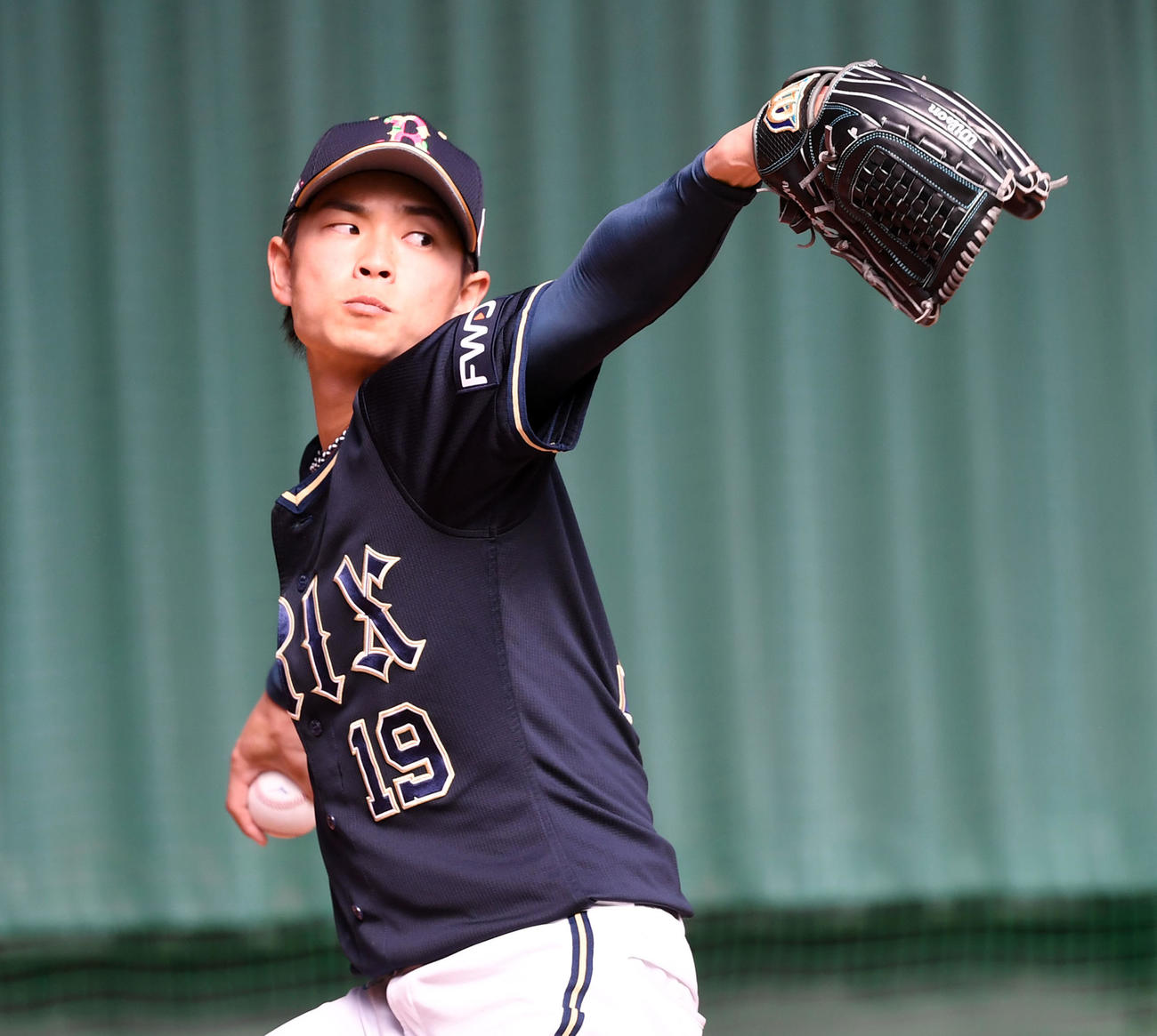 ブルペンで投球練習を行うオリックス山岡（撮影・前岡正明）