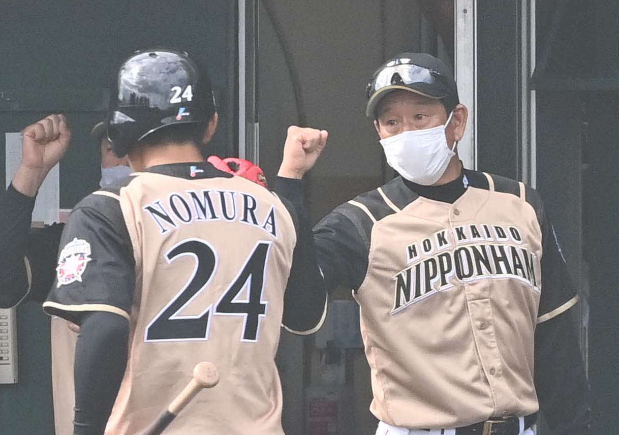 阪神対日本ハム　5回表、生還した野村をベンチで出迎える栗山監督（撮影・上田博志）