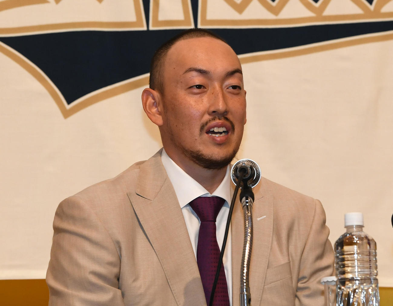 オリックス入団会見を笑顔で記者の質問に答える平野（撮影・前岡正明）