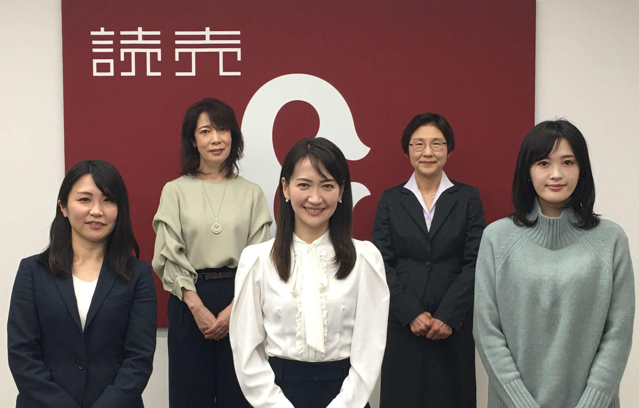 21年の巨人ウグイス嬢5人。左手前から高橋みずきさん、小倉星羅さん、山本菜月さん。左後方から渡辺三保さん、山中美和子さん（球団提供）