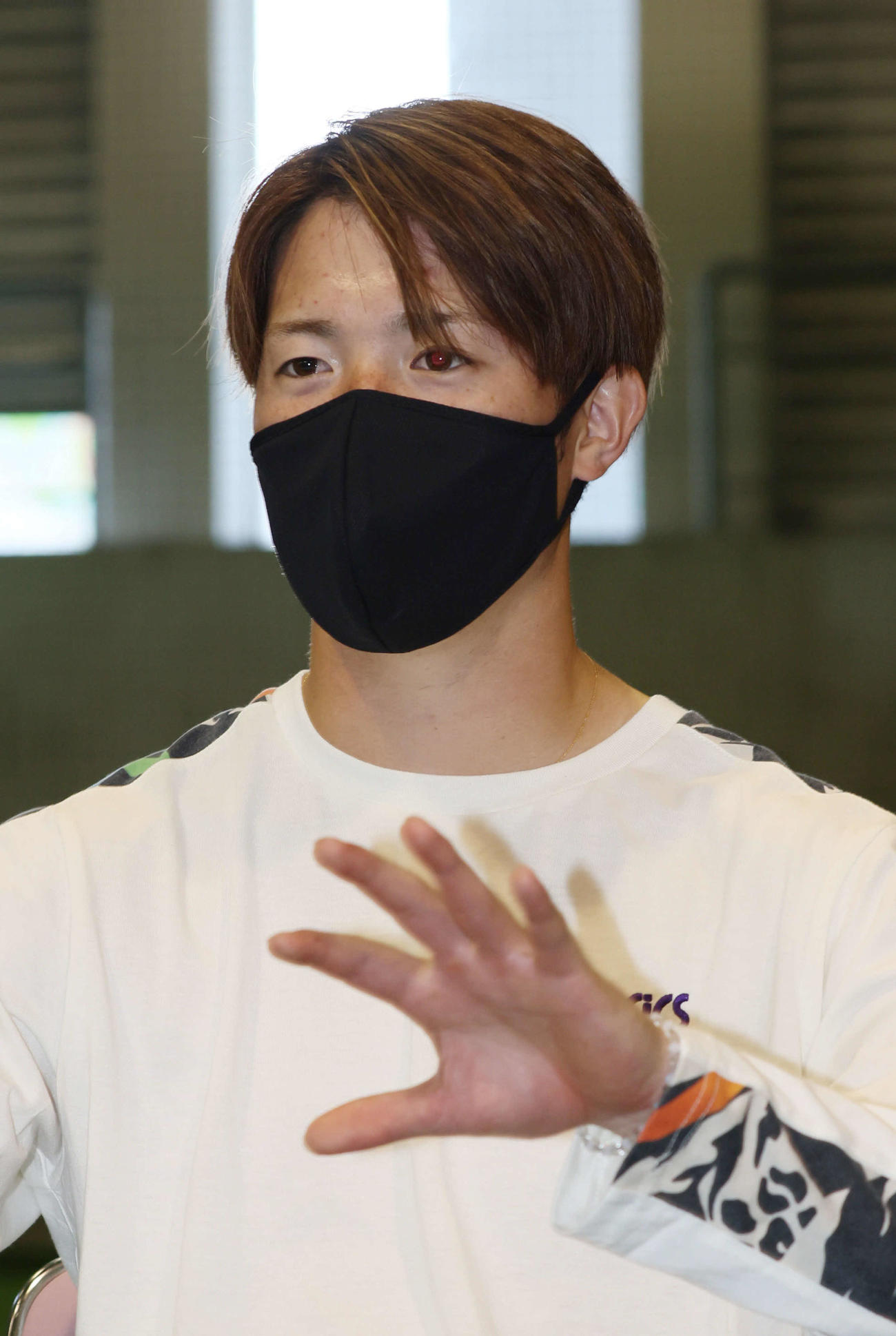 インタビューに応じる森下。昨年暮れに髪を染めた（撮影・加藤孝規）